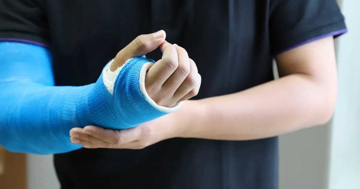 Co to jest gips? Odkryj właściwości i zastosowania tego minerału