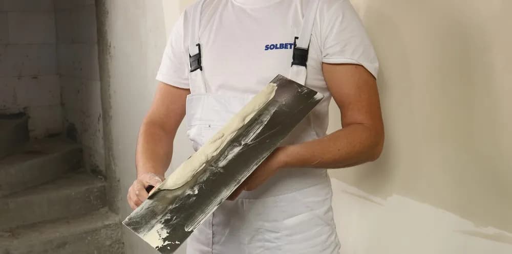 Czy tynki gipsowe można szlifować? Odkryj, kiedy to konieczne