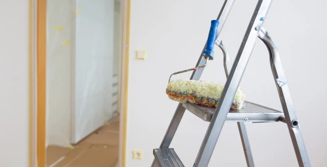 Jaki koszt malowania pokoju? Sprawdź, co wpływa na cenę malowania