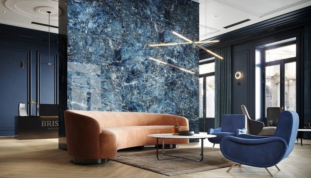 Jakie kolory łączyć z granatową ścianą w salonie, aby zyskać harmonię